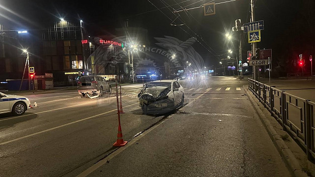 В Иванове подросток на «Рено» промчался на красный и врезался в «Мицубиси»